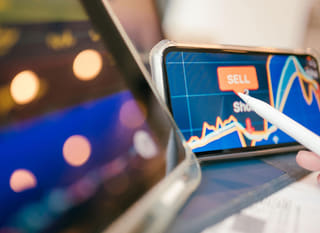 Obchodník analyzující příležitosti na trzích Bitcoinu, Etherea a forexu